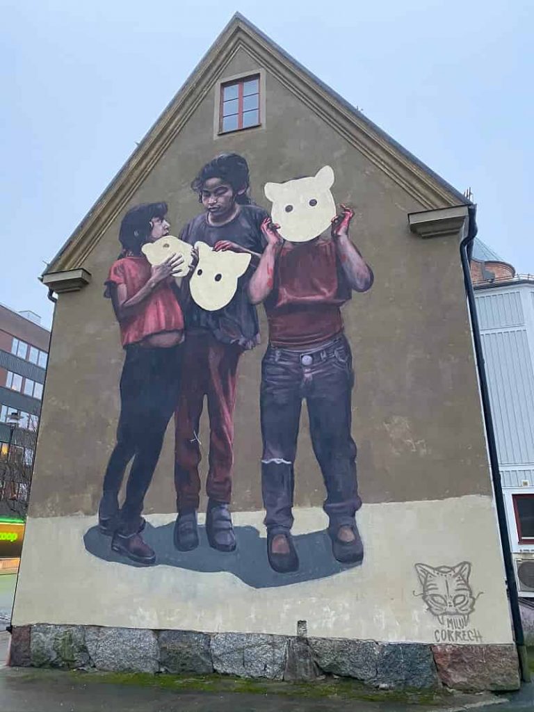 Väggmålningen "Barnen och vargen" i Nässjö