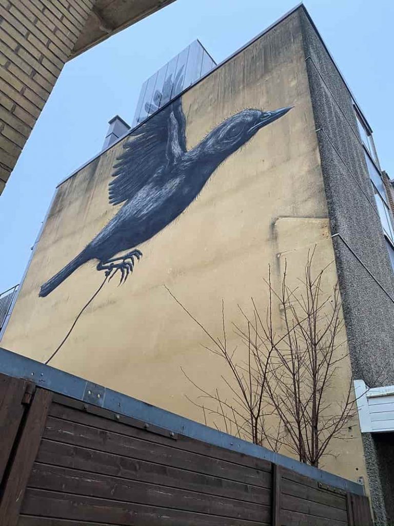 Väggmålningen "Fågeln" av ROA